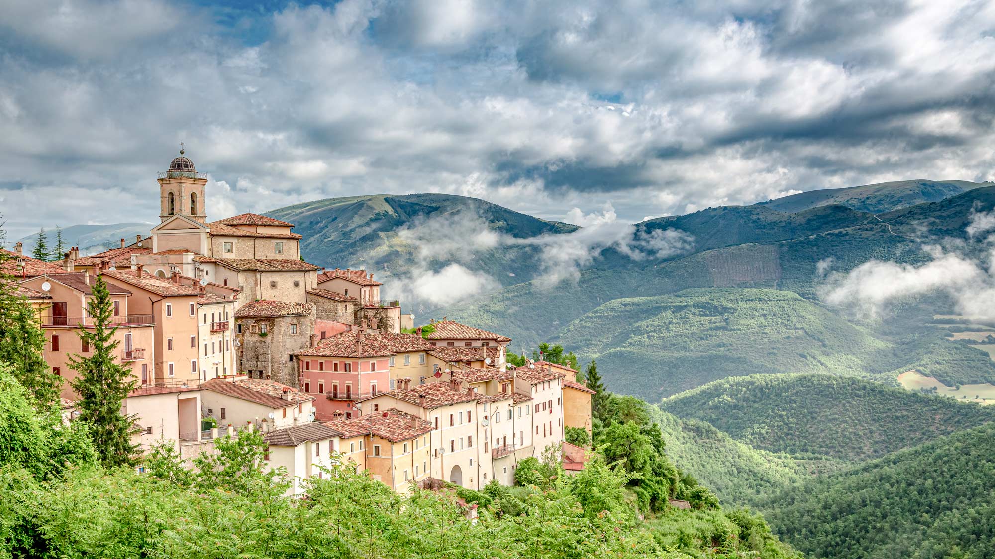 Villa-Collective---UMBRIA_-ITALY’S-GREEN-HEART-IS-FOLDEDWITH-HILL-TOWNS-AND-WINE-SECRETS-3